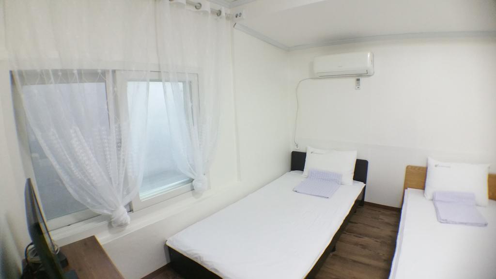 24 Guesthouse Sinchon Hongdae Seoul Exterior photo