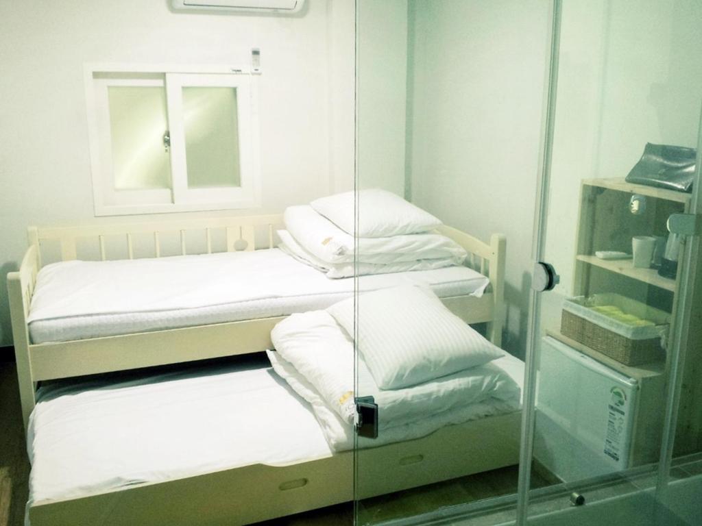24 Guesthouse Sinchon Hongdae Seoul Room photo