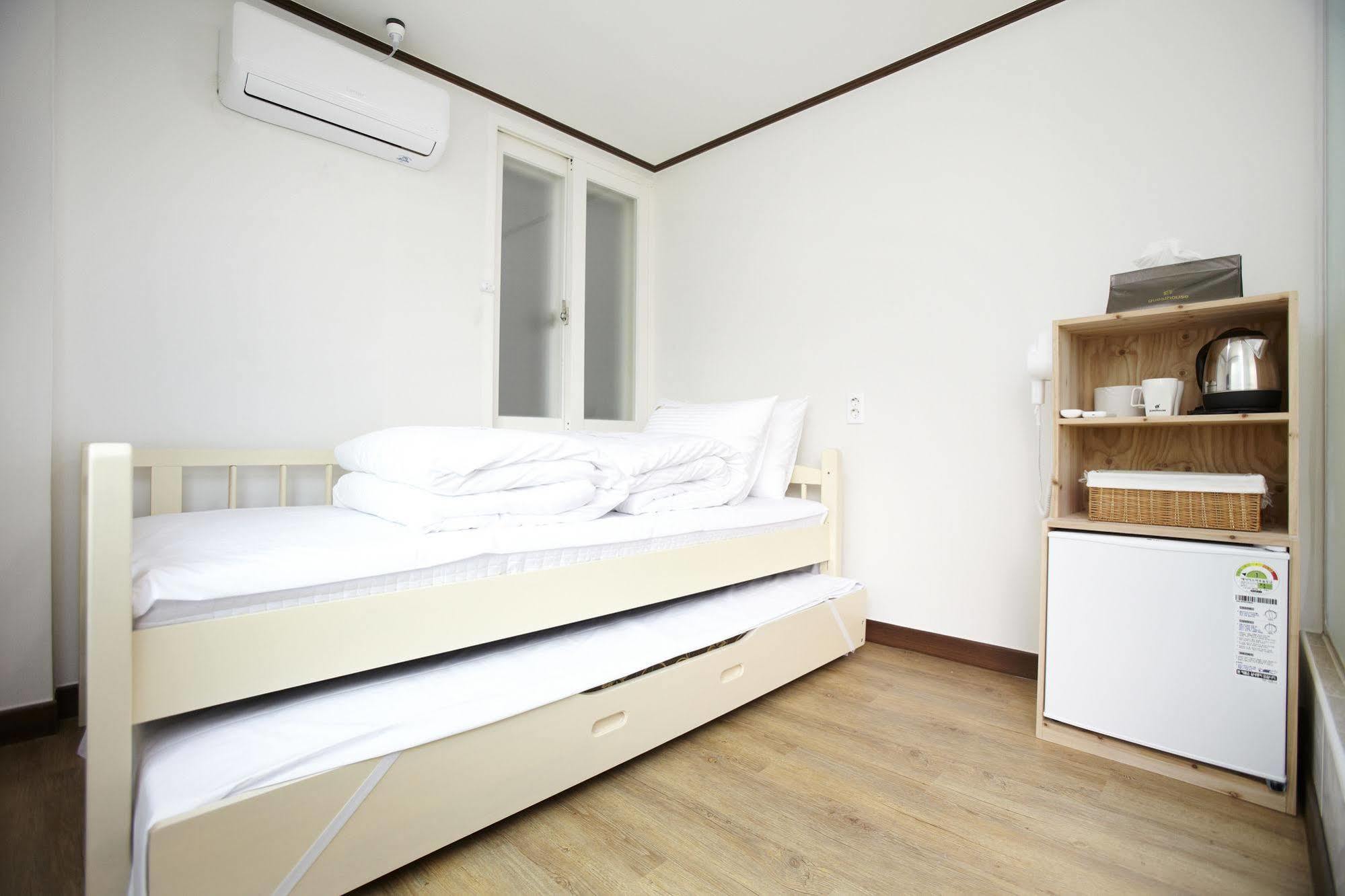 24 Guesthouse Sinchon Hongdae Seoul Exterior photo