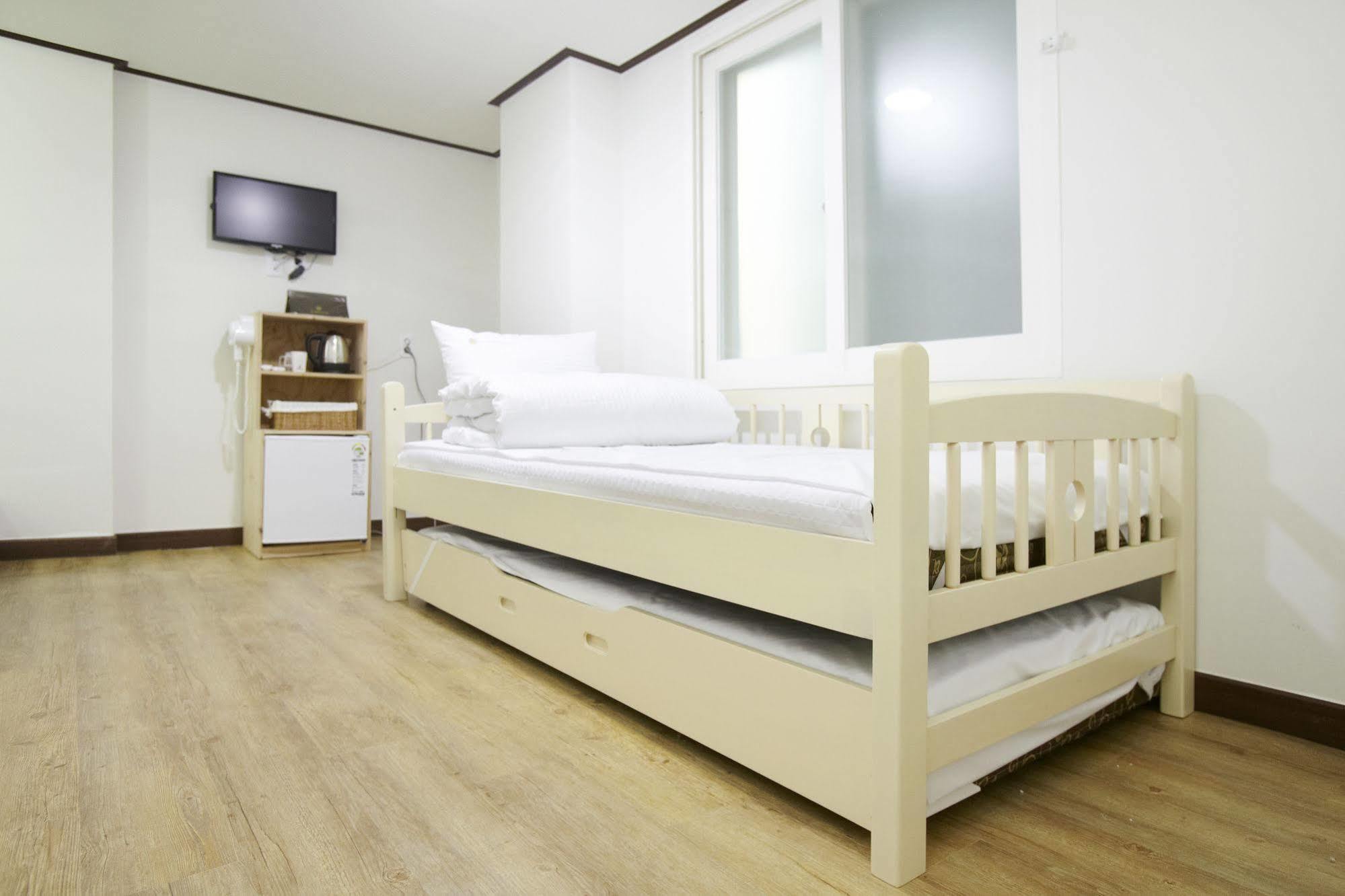 24 Guesthouse Sinchon Hongdae Seoul Exterior photo