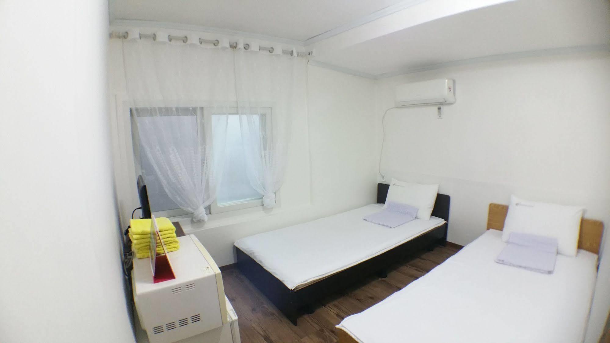24 Guesthouse Sinchon Hongdae Seoul Exterior photo