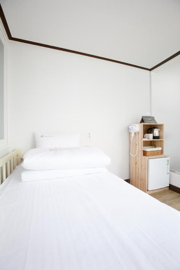 24 Guesthouse Sinchon Hongdae Seoul Exterior photo